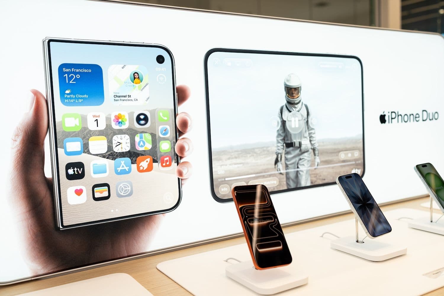 iPhone Duo รุ่นจอพับอาจทักทายลูกค้าด้วยชื่อเจ้าของทันทีเมื่อเปิดเครื่องครั้งแรก ราคาเปิดตัวเริ่มต้น 1,999 ดอลลาร์

