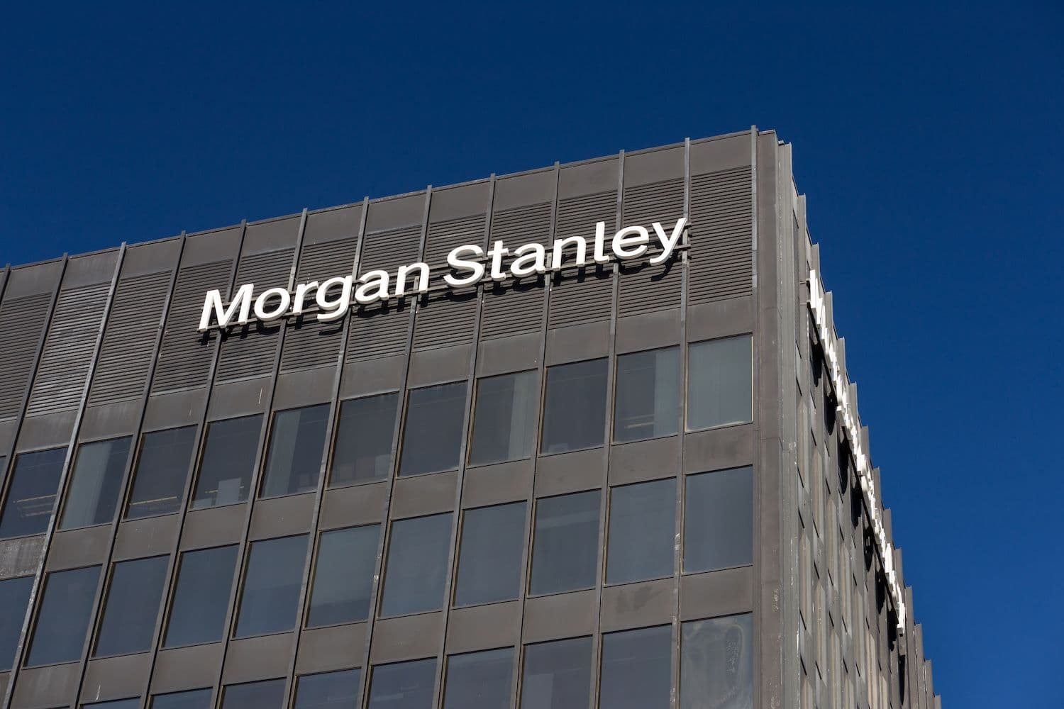 Morgan Stanley diventa rialzista sulle azioni e sui titoli statunitensi mentre si prevede una caduta del 9% del dollaro
