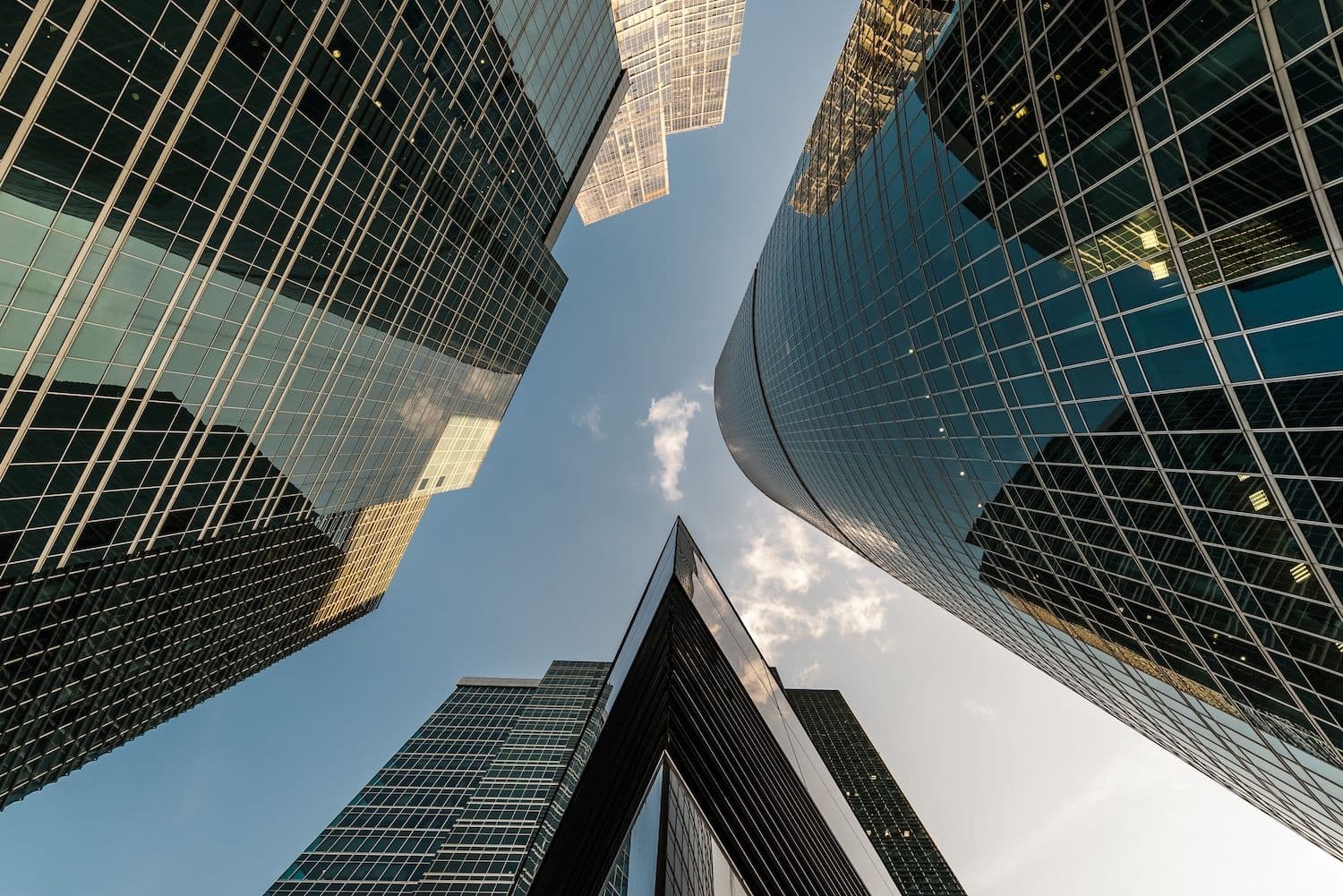 Quase US$ 1 bilhão em apostas em cripto é liquidado enquanto o Bitcoin cai abaixo do patamar de US$ 86.000
