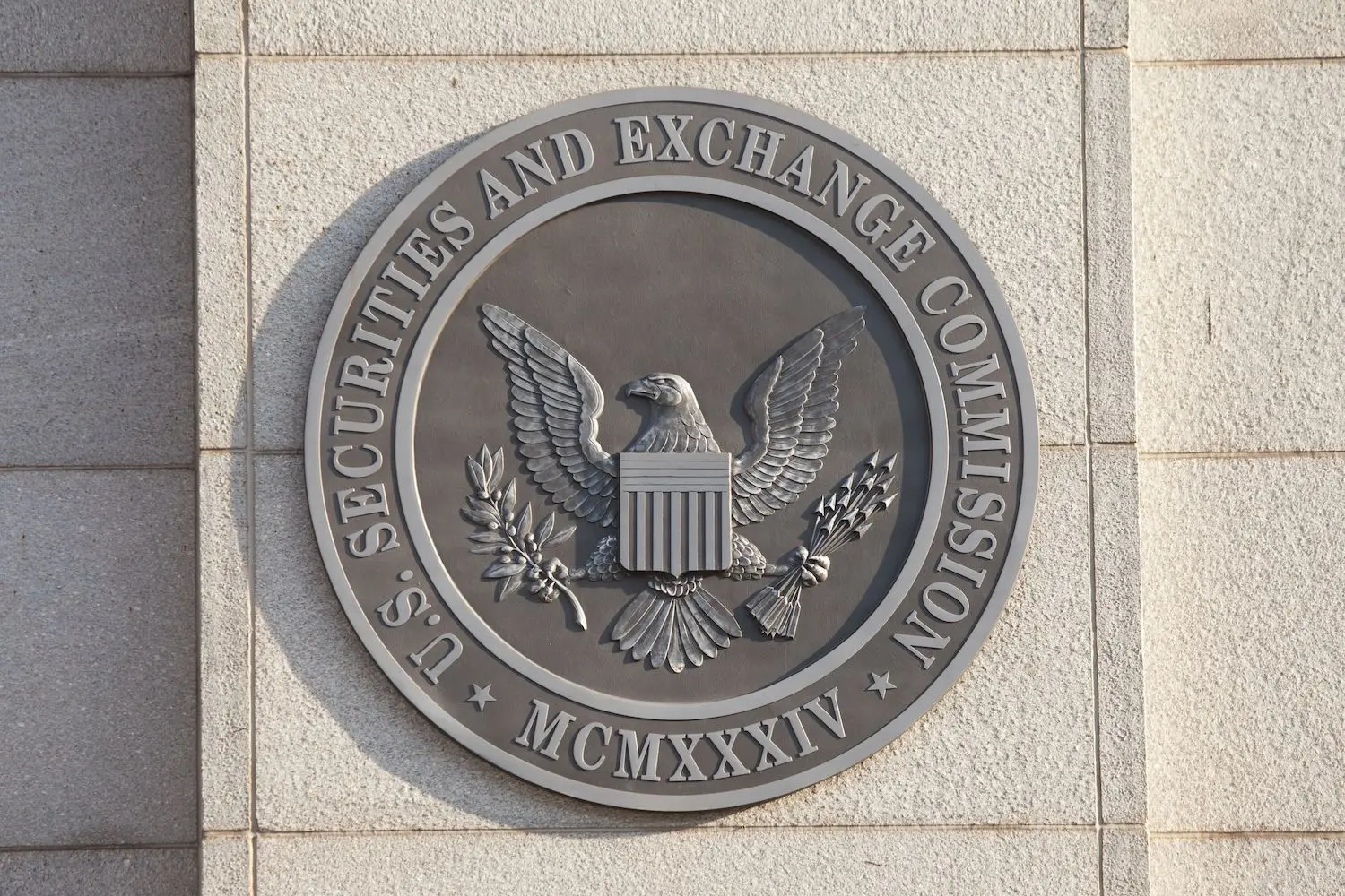 SEC ritarda di 45 giorni la decisione sull'ETF di Ether Staking, estende la revisione di XRP
