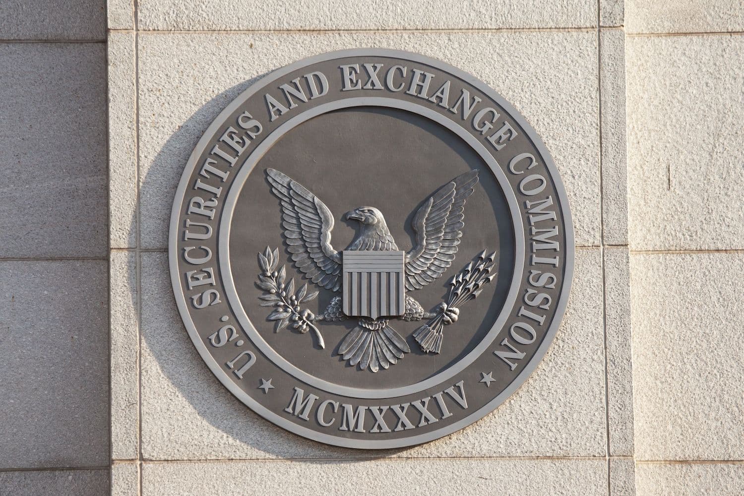desktop-la-sec-rinvia-di-45-giorni-la-decisione-sulletf-di-staking-di-ether-estende-la-revisione-di-xrp