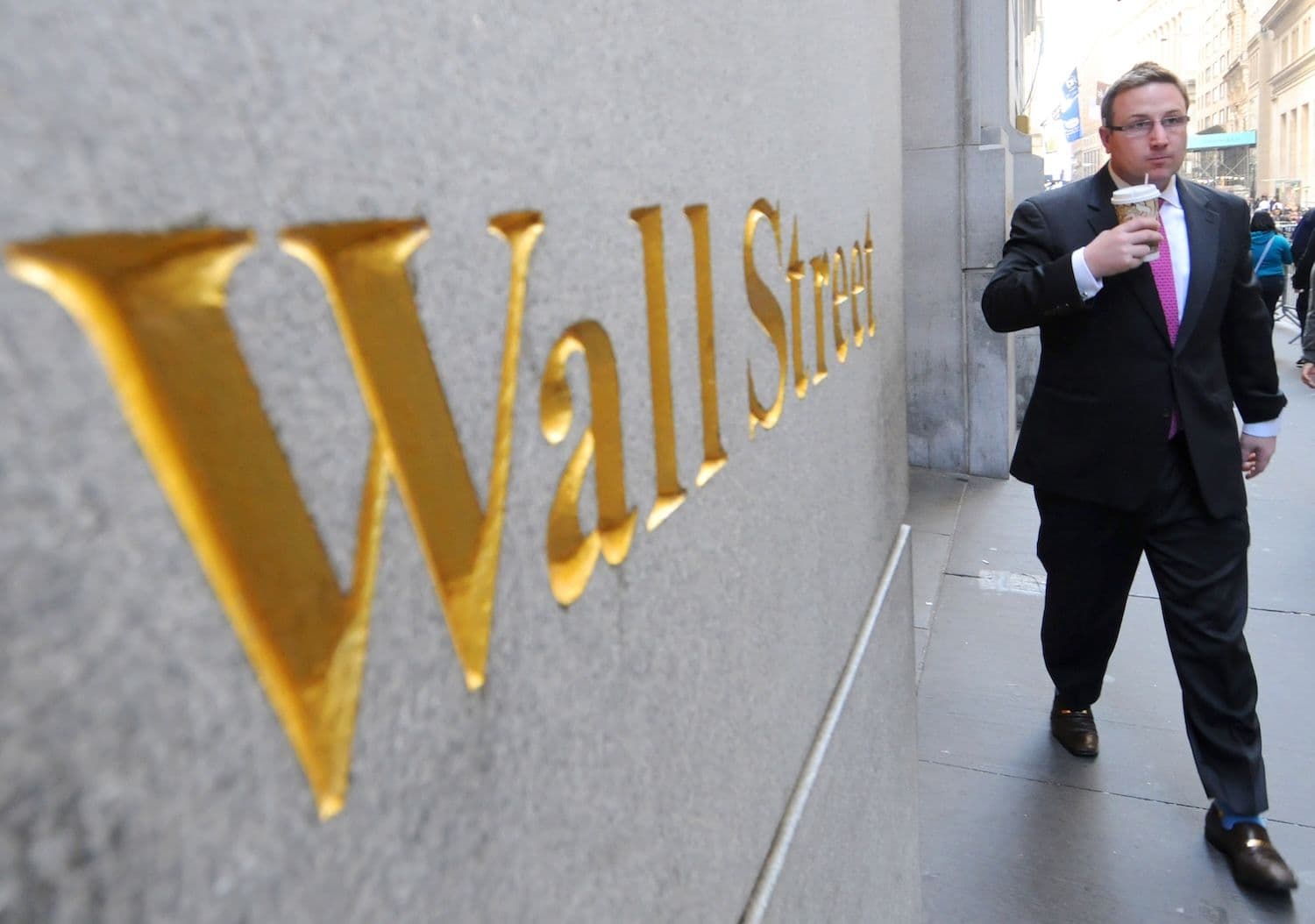 Financial Firms Start Rewarding AI Fluency, A Survey Of 500 HR Pros Shows