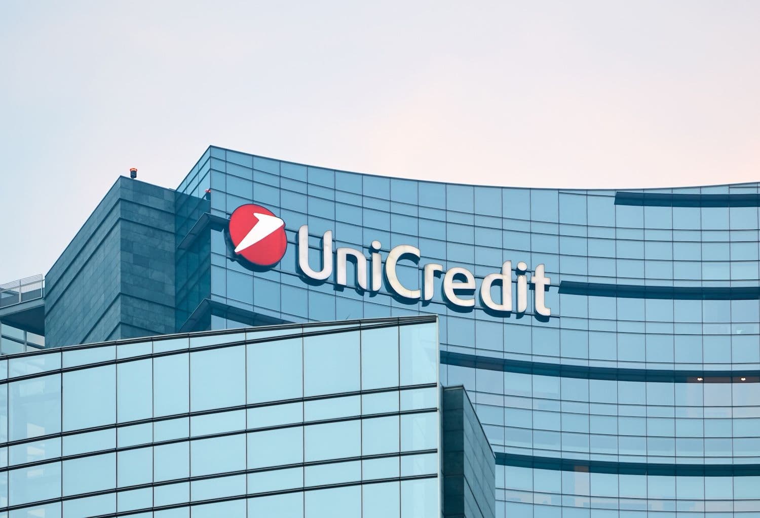 Le fusioni e acquisizioni bancarie europee affrontano ostacoli politici mentre l'Italia blocca grandi accordi
