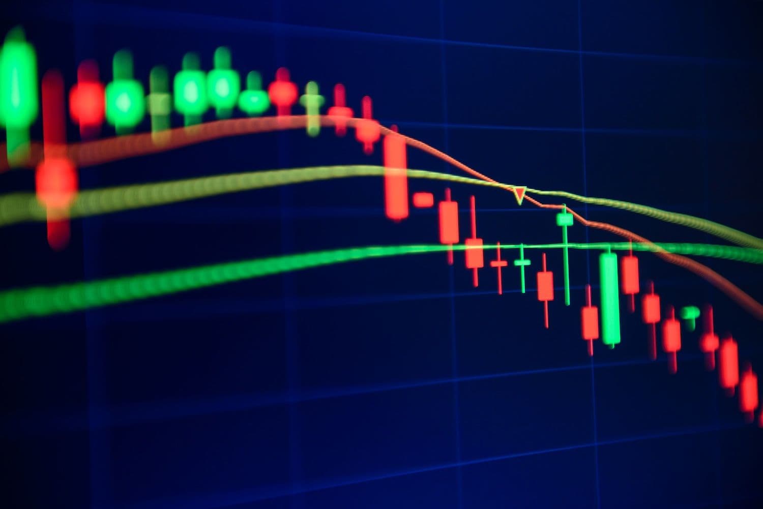 Meme coins e tokens de IA registram perdas significativas em 2025 apesar de liderarem narrativas cripto
