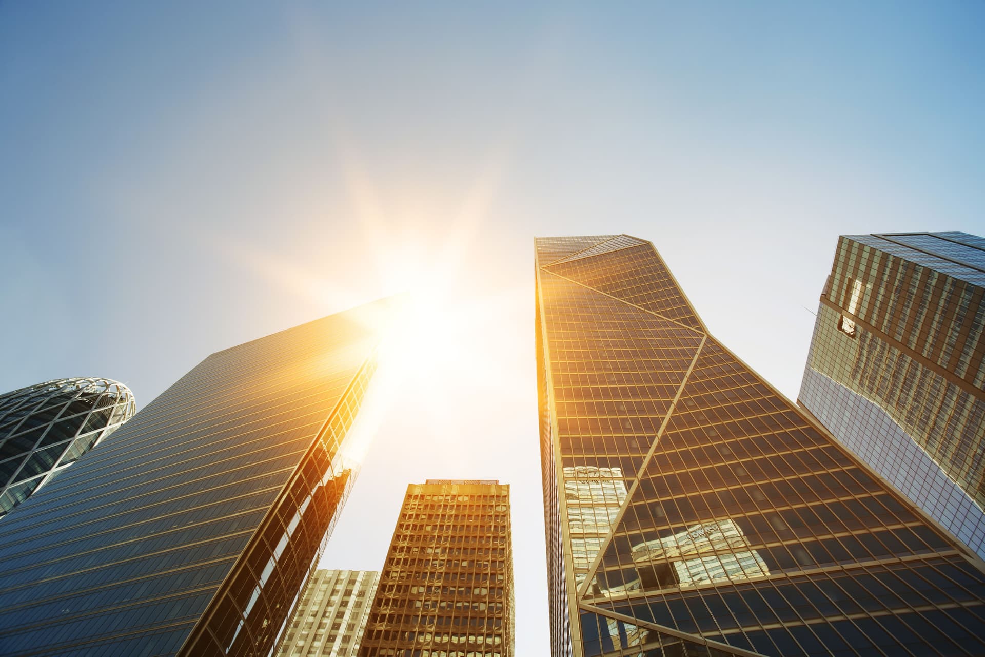 Jak rządy wykorzystują blockchain w 2025 roku: od tożsamości cyfrowej po CBDC i głosowanie
