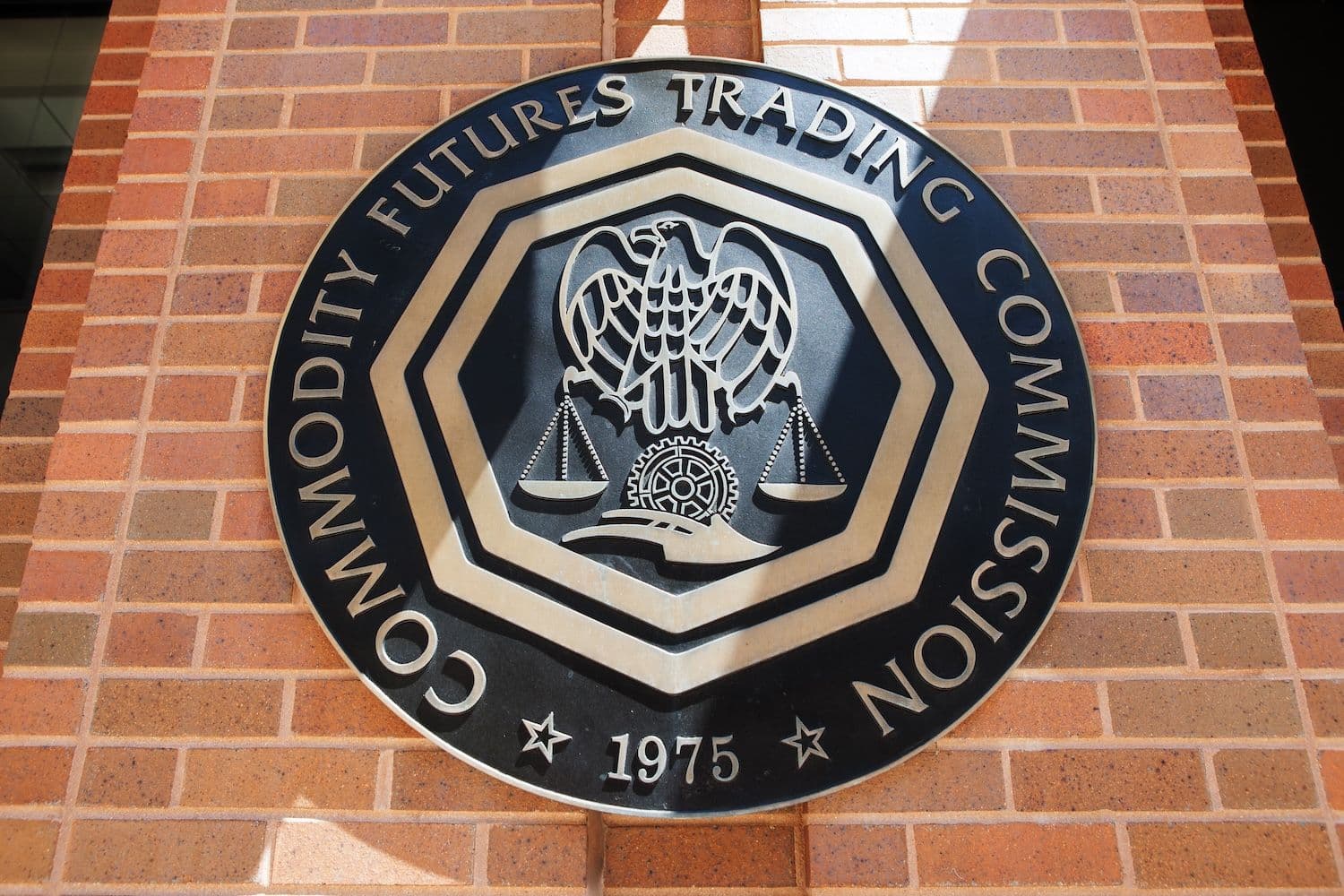 CFTC хочет разрешить спотовую торговлю криптовалютами на зарегистрированных биржах США
