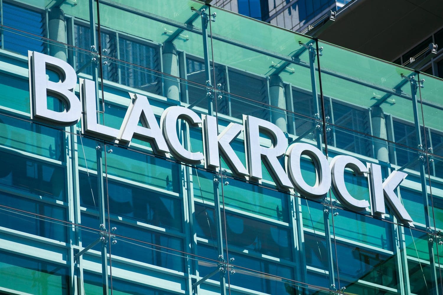 BlackRock Bitcoin ETF Extends 16-Day Inflow Streak as BTC Tops $97K