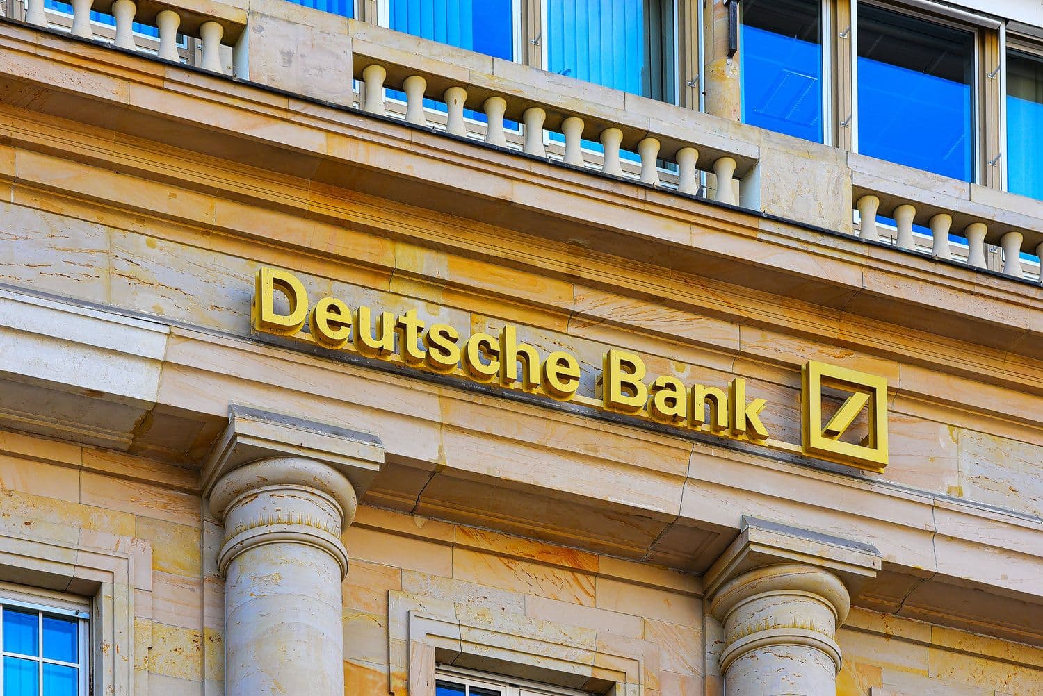 Deutsche Bank avverte di una "grande tendenza al ribasso del dollaro" mentre l'USD scende dell'8% dai massimi del 2025