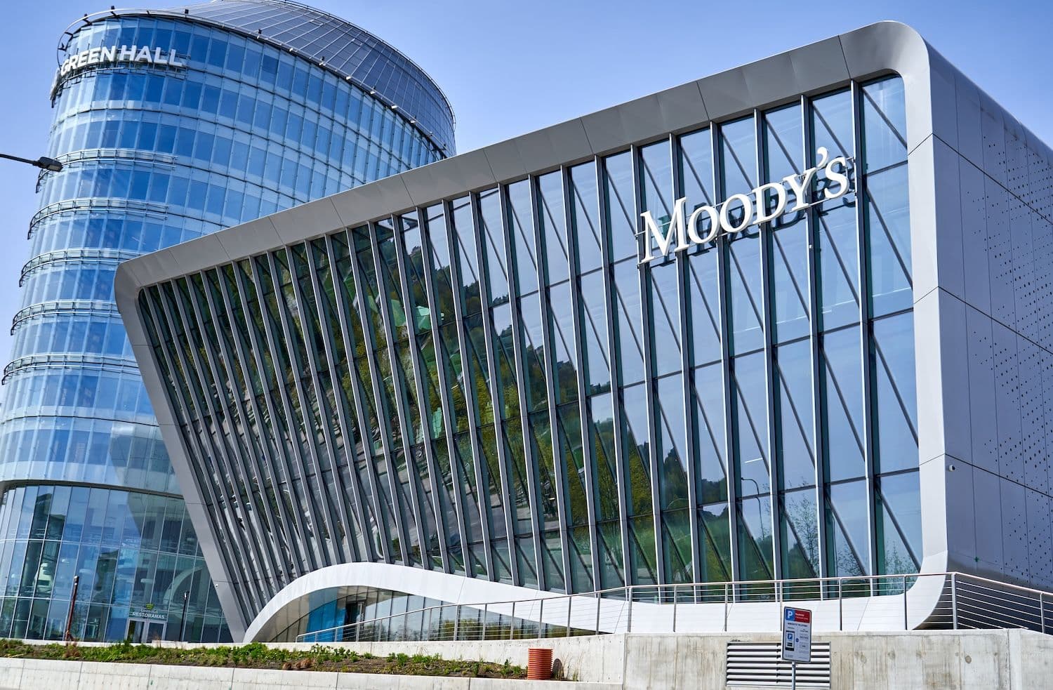 Крупнейшие банки США сталкиваются с понижением рейтинга Moody's после сокращения национального кредитного рейтинга