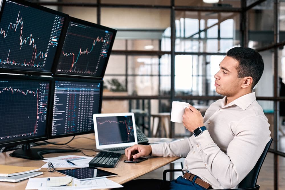 ビットコインが記録的高値の111Kドルに迫る: イーサリアムやドージコインも急騰