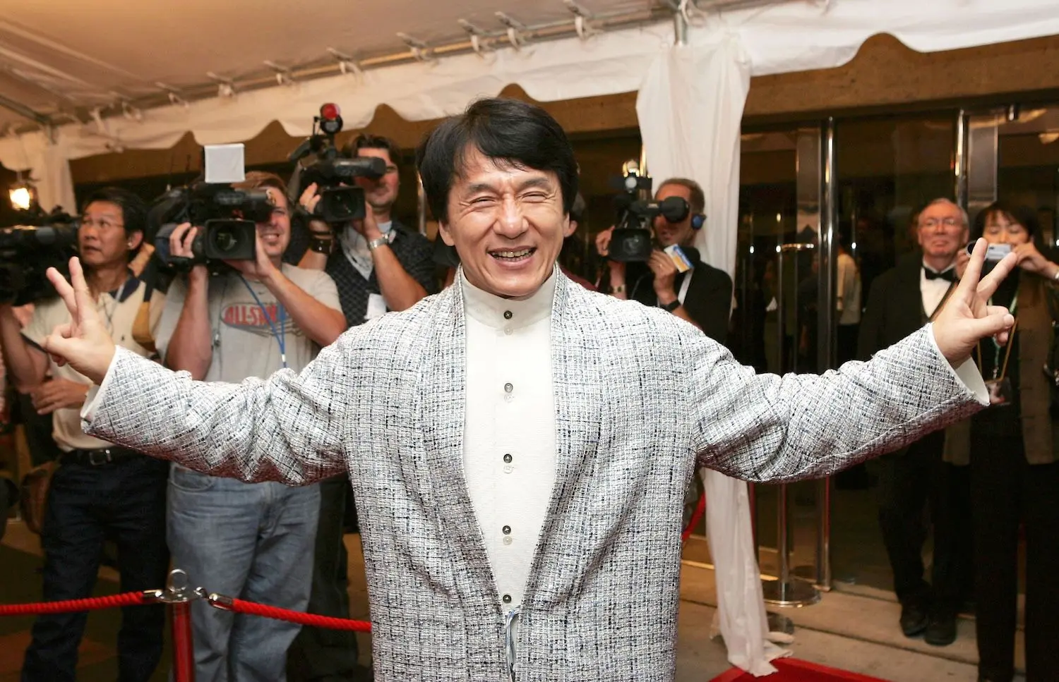 Changpeng Zhao rejeita rumores virais sobre Jackie Chan interpretá-lo em documentário