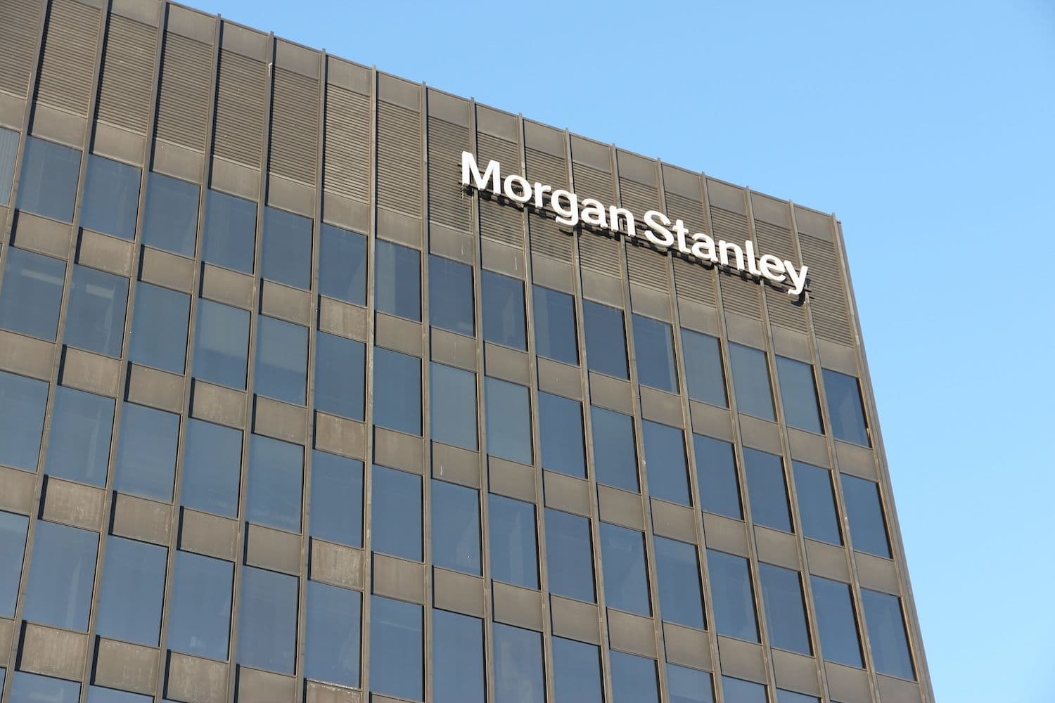 desktop-morgan-stanley-elimina-mínimo-de-15-milhão-para-clientes-que-procuram-acesso-a-fundos-de-cripto