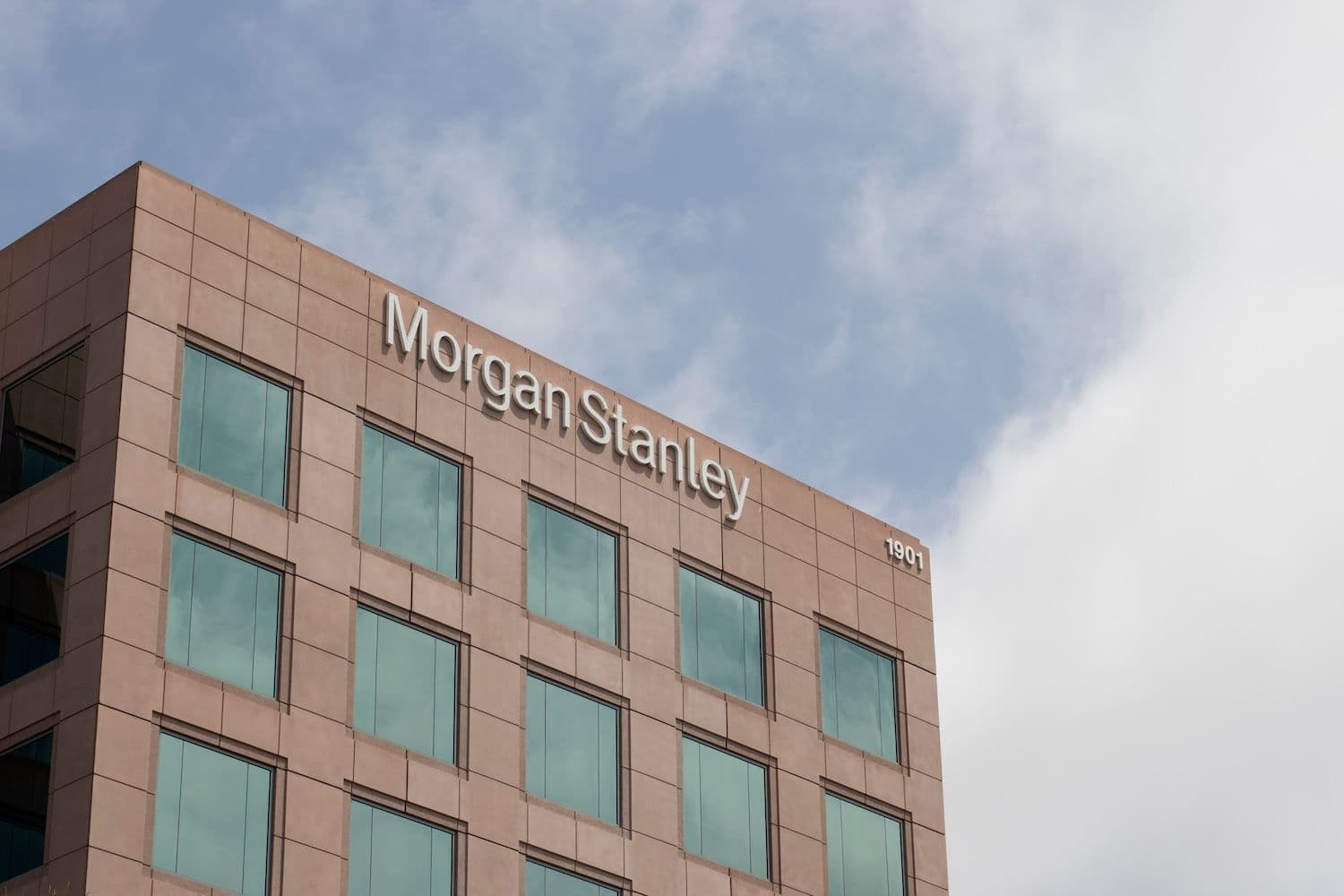 Morgan Stanley nhắm tới tiền mã hóa với quỹ ETF Bitcoin, Solana đang chờ SEC xem xét