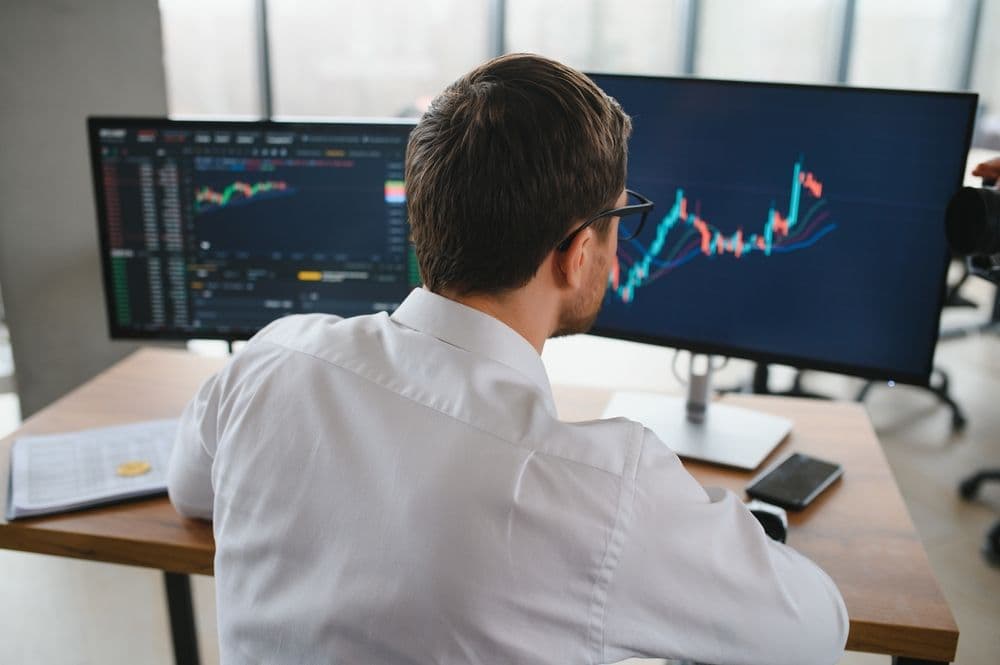 Les baleines Ethereum continuent d'acheter tandis que les investisseurs particuliers encaissent : Qu'est-ce qui motive ce changement ?