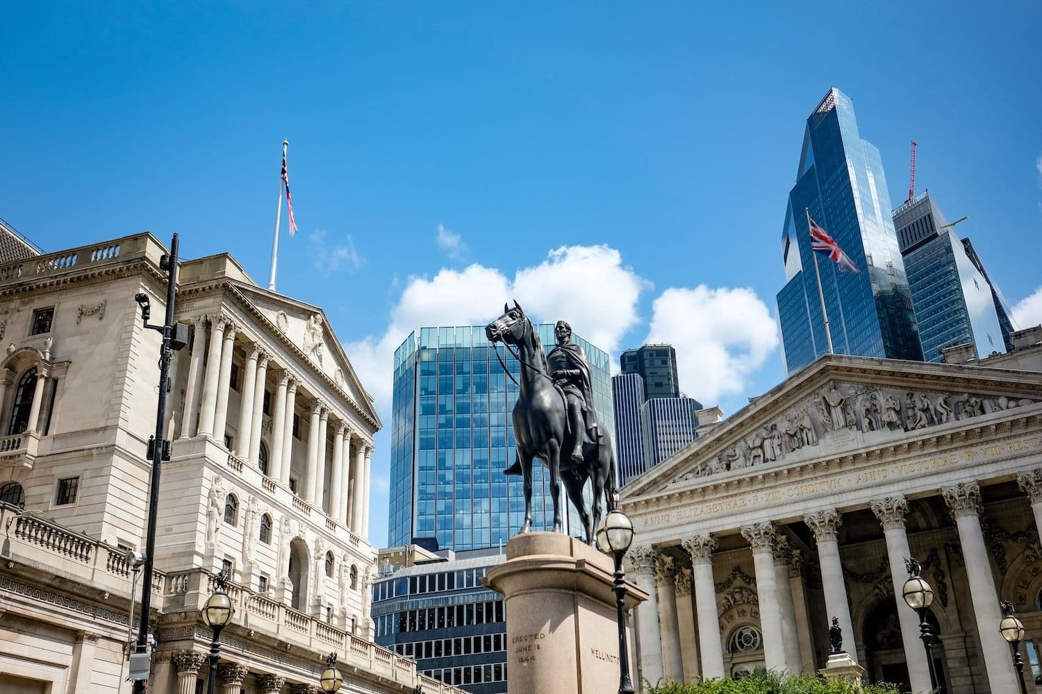 desktop-regras-do-reino-unido-para-stablecoins-limitarão-posses-individuais-a-£20000-gerando-oposição