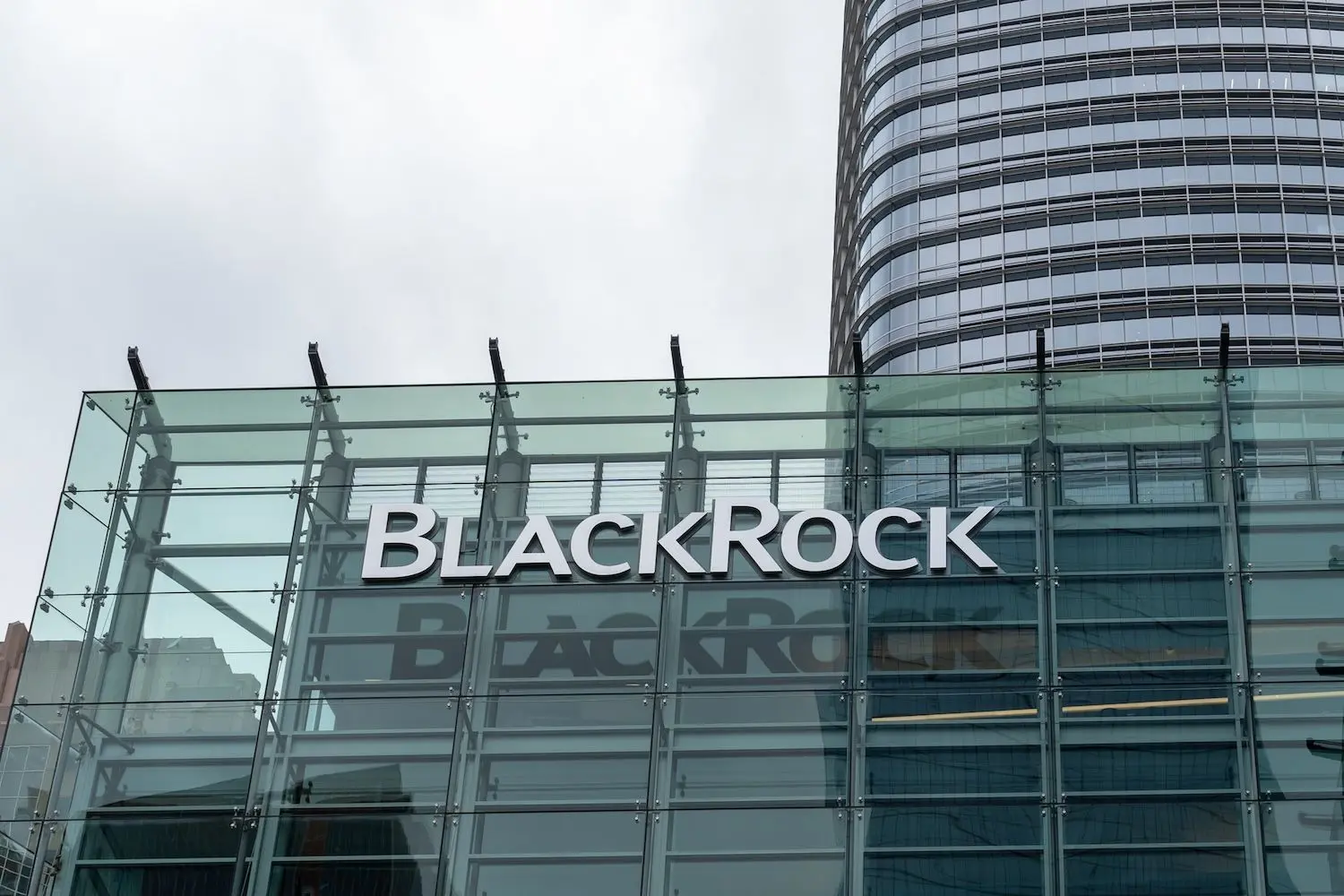BlackRock 和 Ethena 与 Sui 合作推出内置代币回购的两种稳定币
