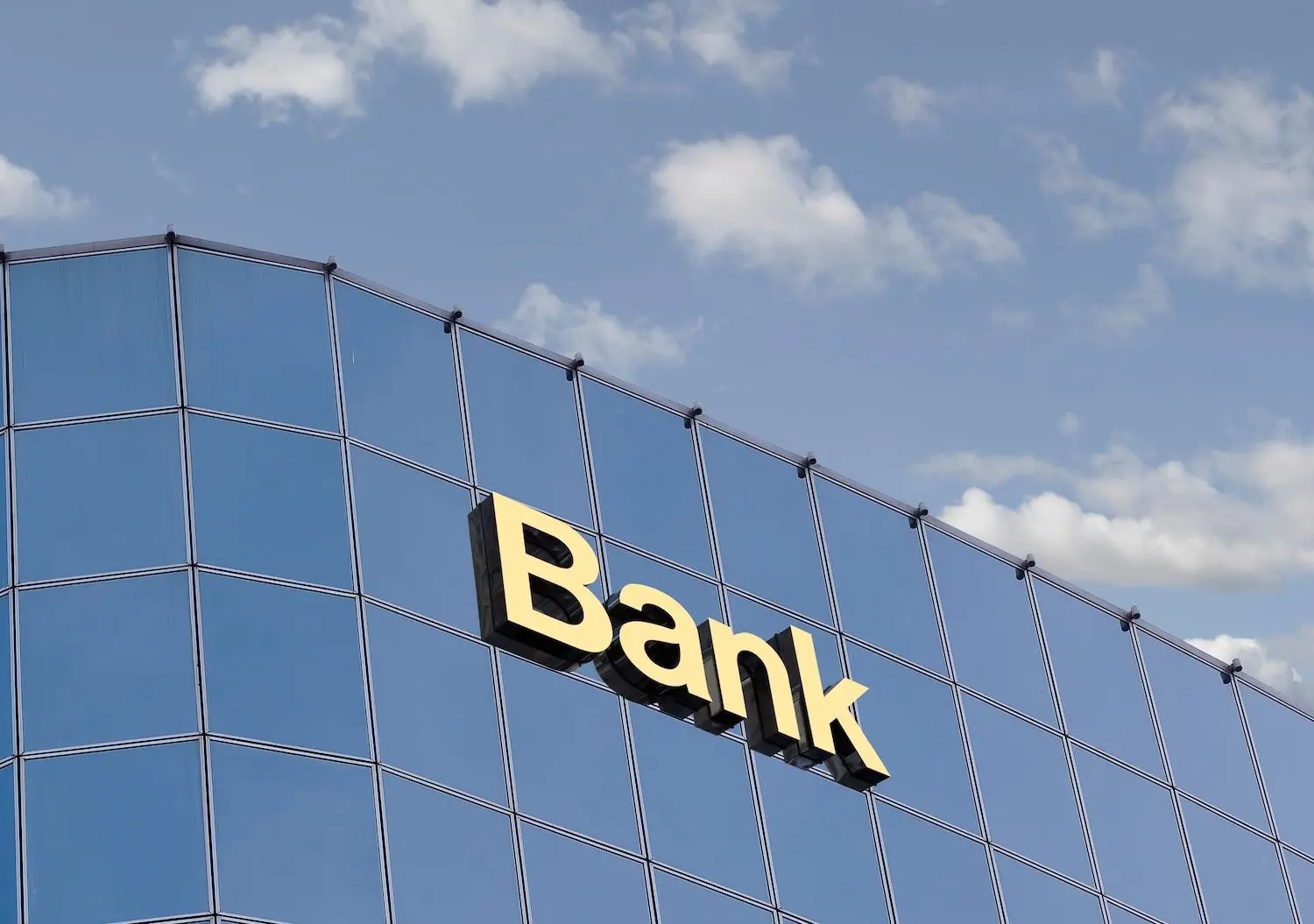 XRP规模是Chainlink的10倍, 但哪种加密货币能更好地为银行服务?