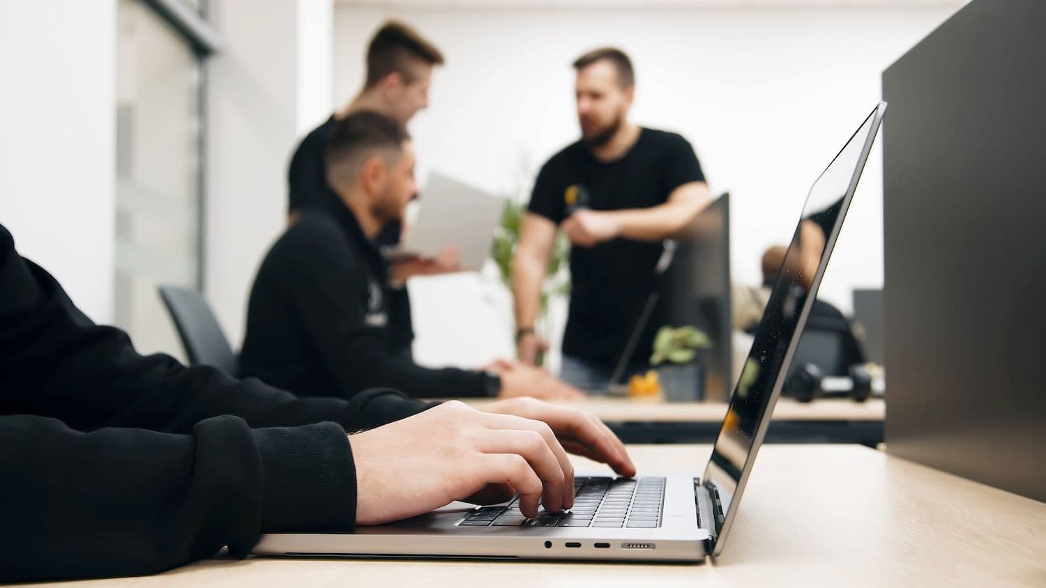 desktop-wer-leitet-ethereum-ex-core-entwickler-behauptet-buterin-habe-„vollständige-indirekte-kontrolle“-über-das-ökosystem