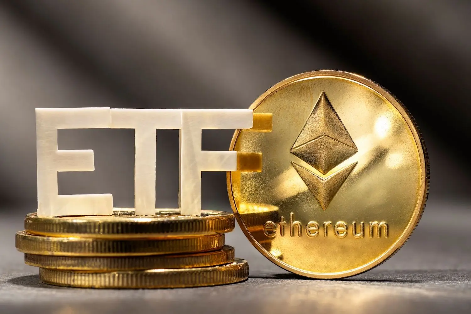 ETFs de Ethereum registram êxodo de US$ 1,4 bilhão enquanto tesourarias corporativas compram agressivamente