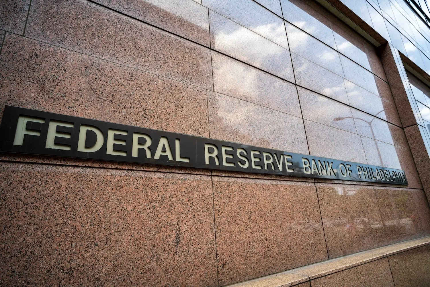 Stablecoin Adoption Could Force Lower Interest Rates, Fed Governor Says