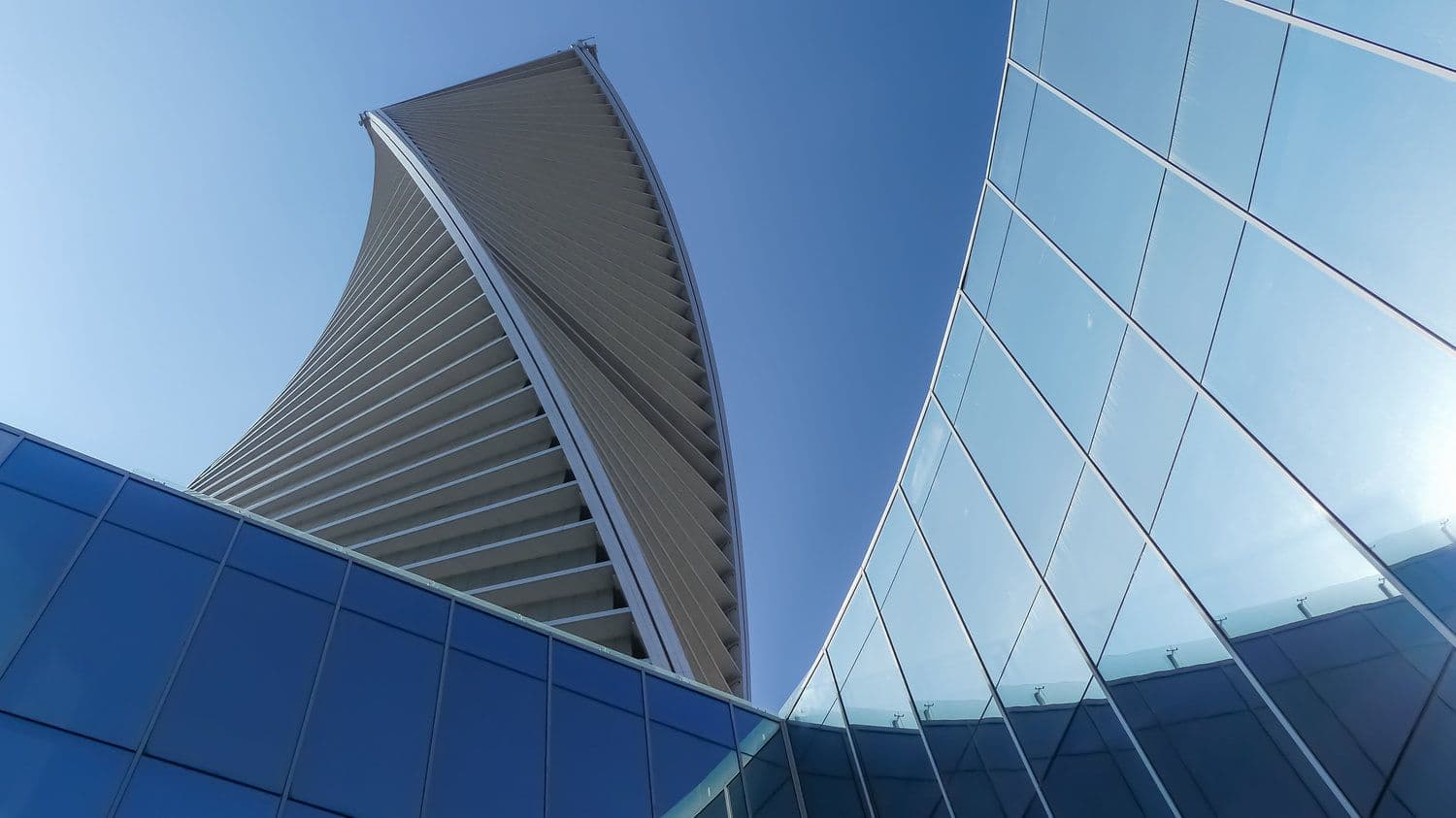 desktop-denyut-pasar-global-mingguan-–-ketahanan-teknologi-di-tengah-gejolak-perdagangan