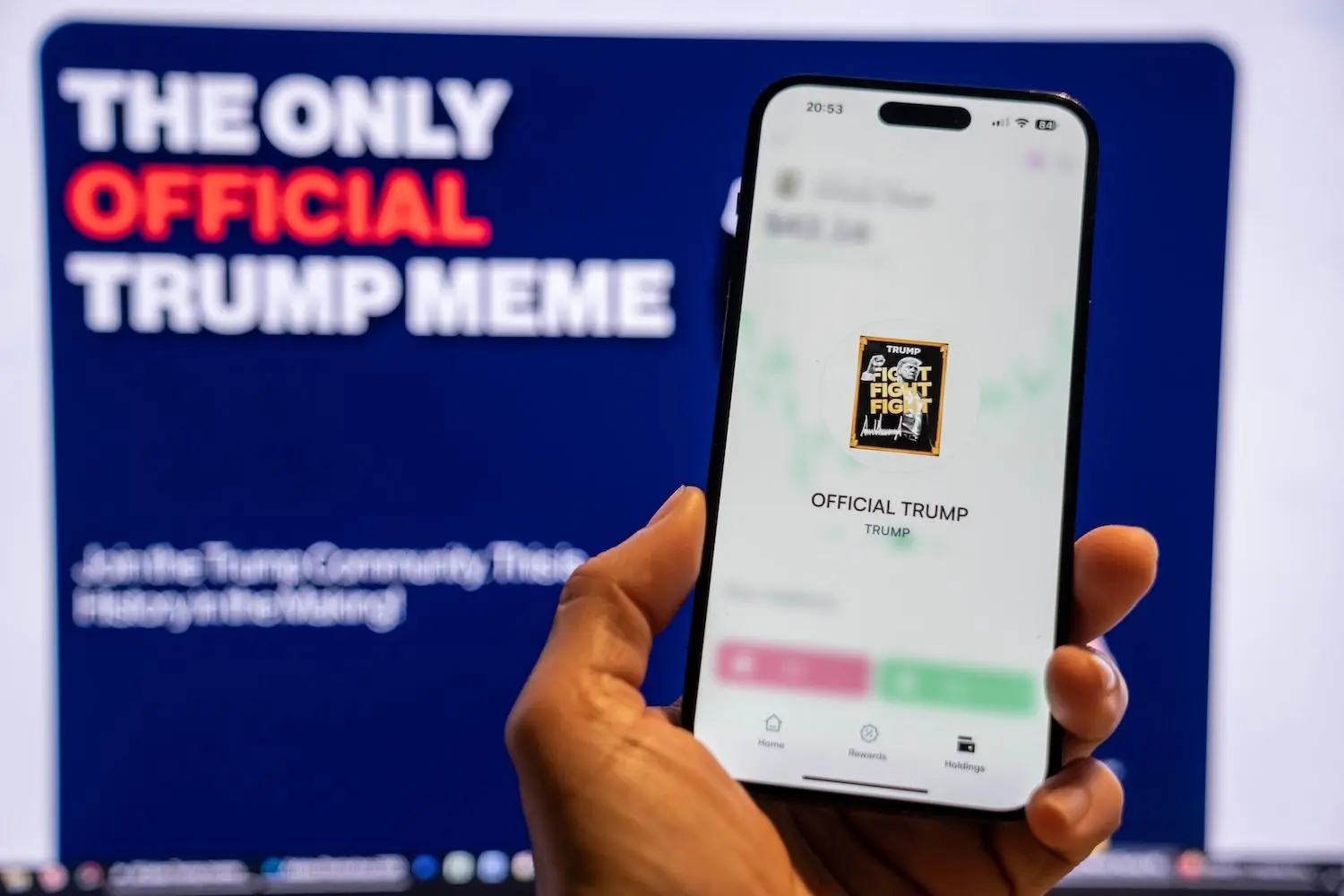 La moneda meme de Trump sube un 55%  desde el mínimo de octubre mientras  los comerciantes regresan a activos  digitales de alto riesgo