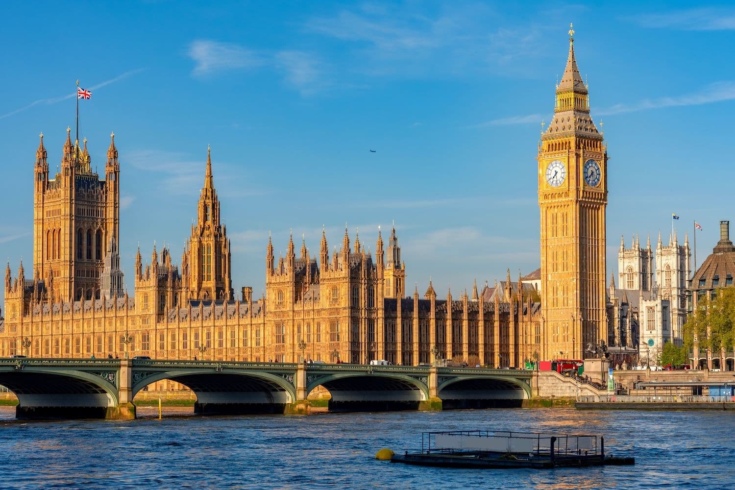 desktop-deputato-britannico-avverte-che-i-dati-del-governo-archiviati-allestero-creano-un-rischio-per-la-sicurezza-inaccettabile-mentre-avanzano-i-piani-per-lidentità-digitale