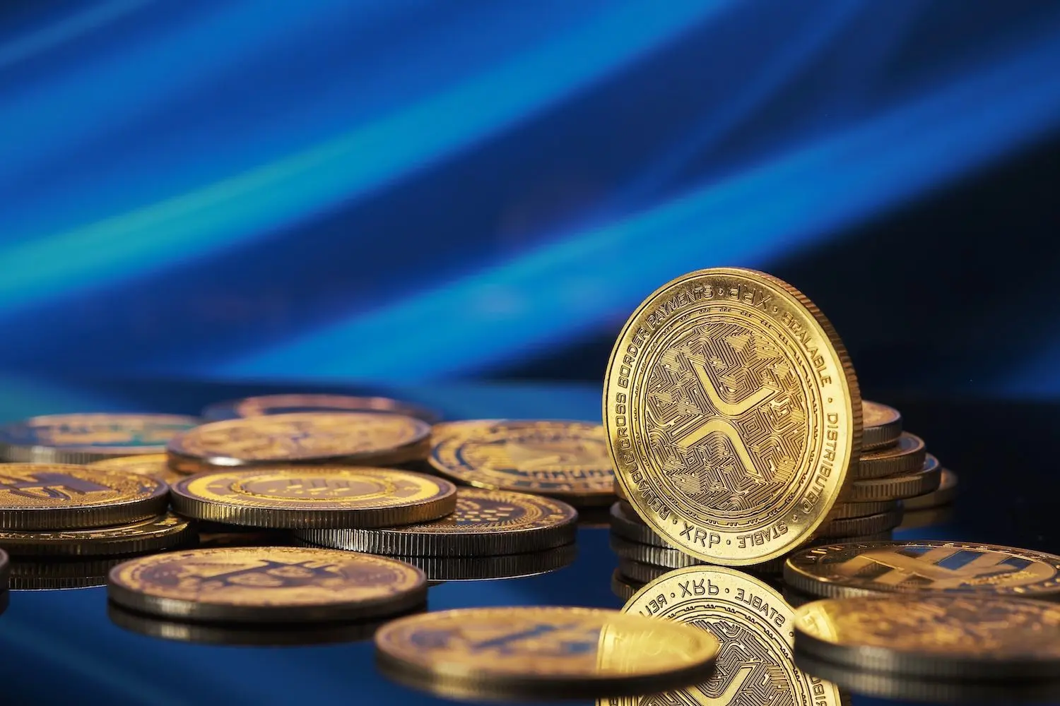 기술 지표가 추가 하락 위험을 시사하며 XRP, 2.10달러 아래로 하락