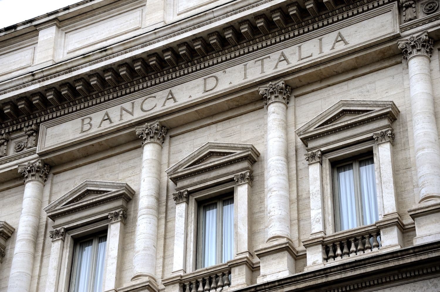 La Banca Centrale d'Italia Avvisa degli Scompensi di Riserva nelle Operazioni Globali di Stablecoin