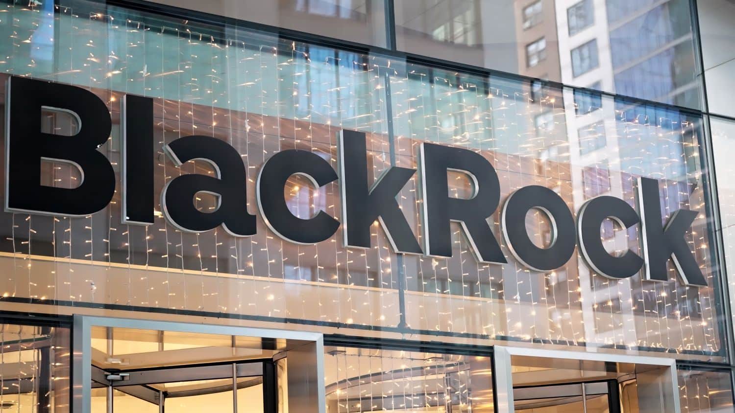 A widening Bitcoin-stock split and renewed ETF inflows support BlackRock’s view that sentiment is shifting (Image: Shutterstock)