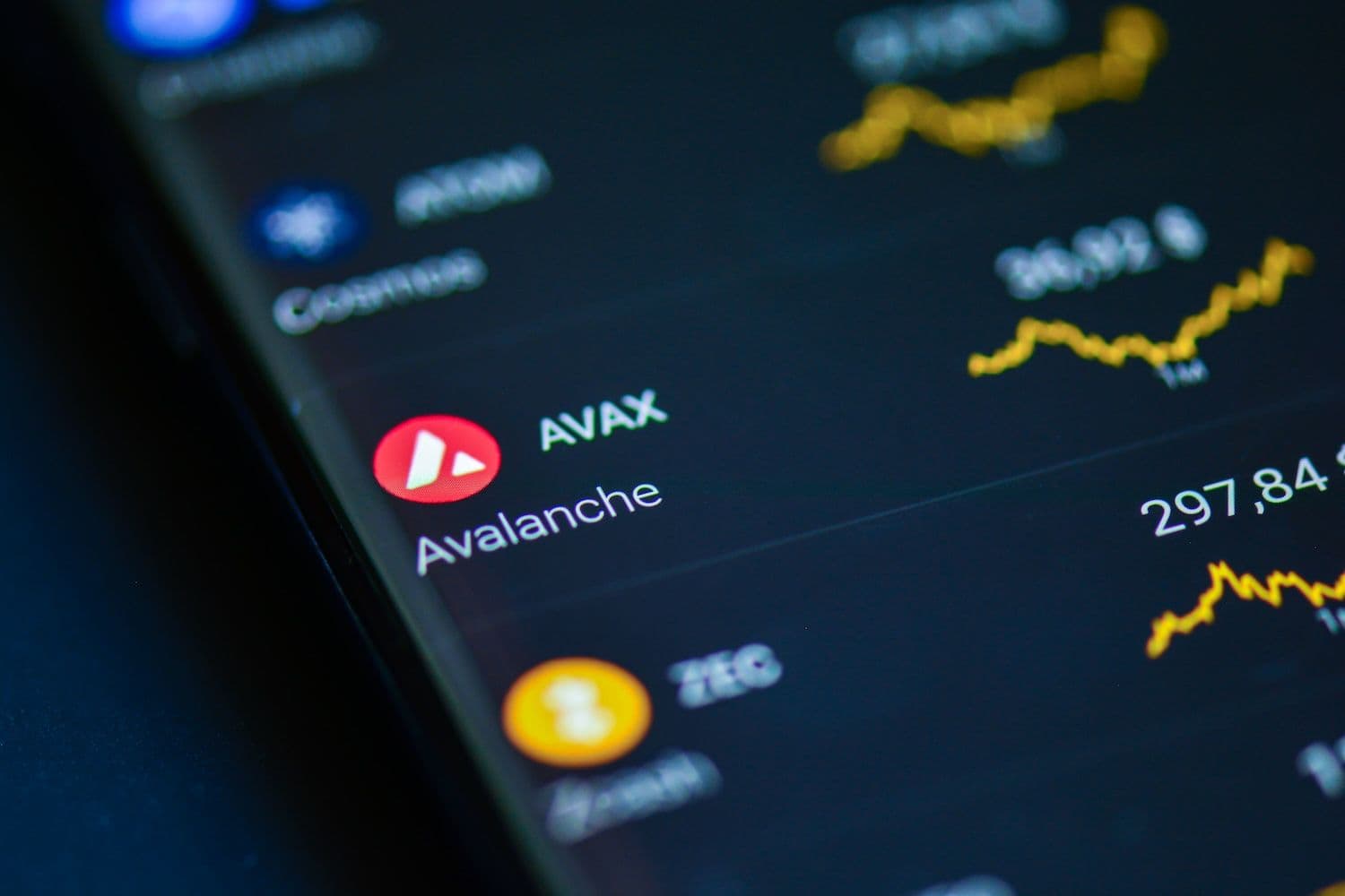 Traders moved over $35 million in Avalanche tokens off exchanges in a week while the asset stayed pinned beneath $10.45 resistance. (Image: Shutterstock)