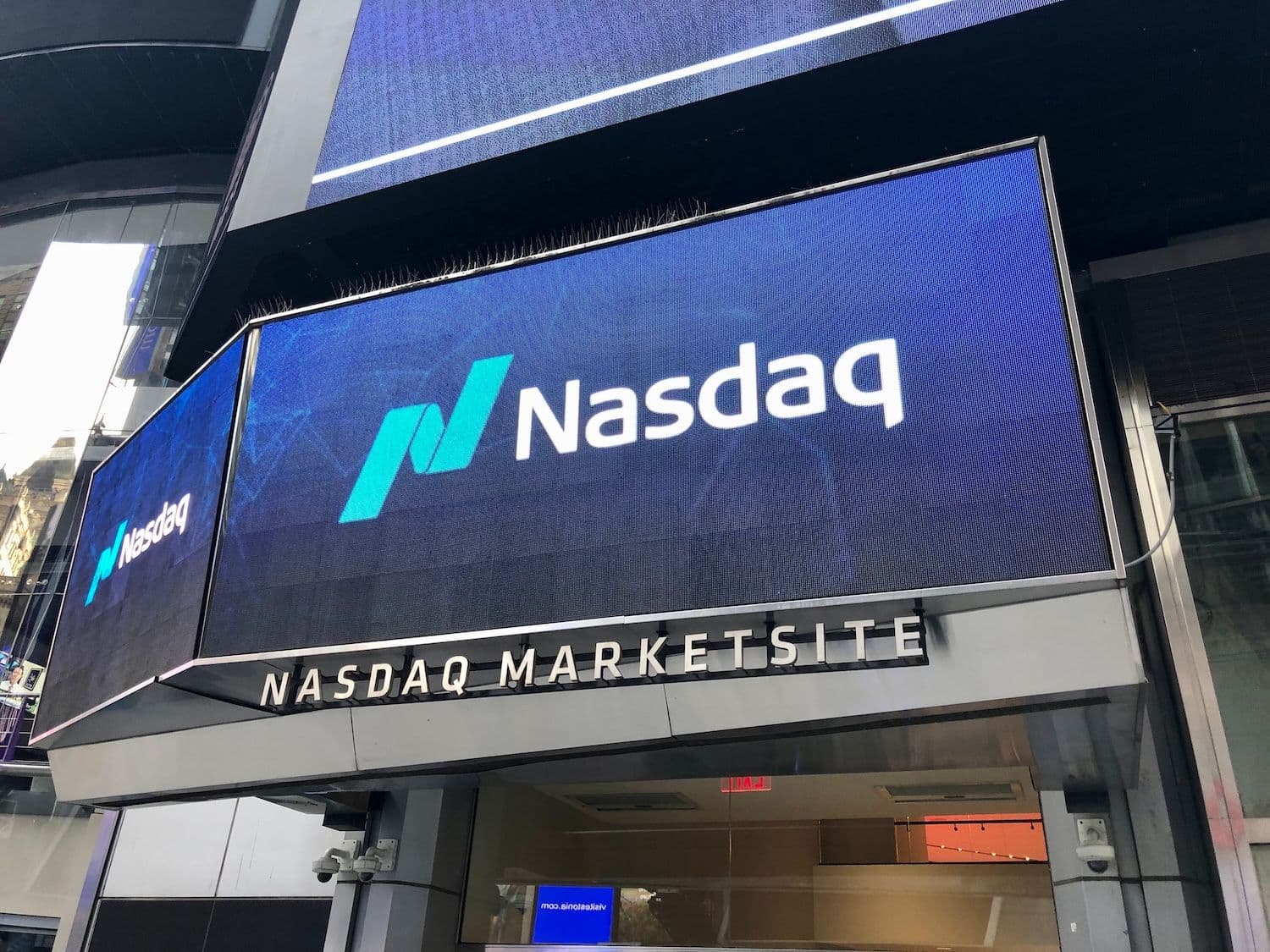 Nasdaq 100, Powell Faiz İndirimi Sinyalleri Verdiği İçin %1,5 Artışla Rekor Seviyeye Ulaştı