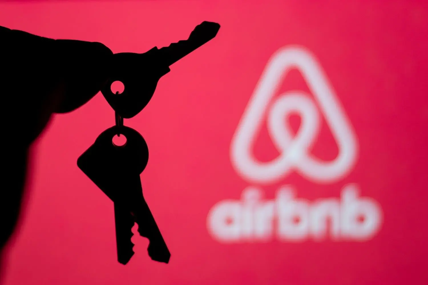 A sharp Airbnb stock rally follows stronger earnings and measurable AI efficiency gains (Image: Shutterstock)
