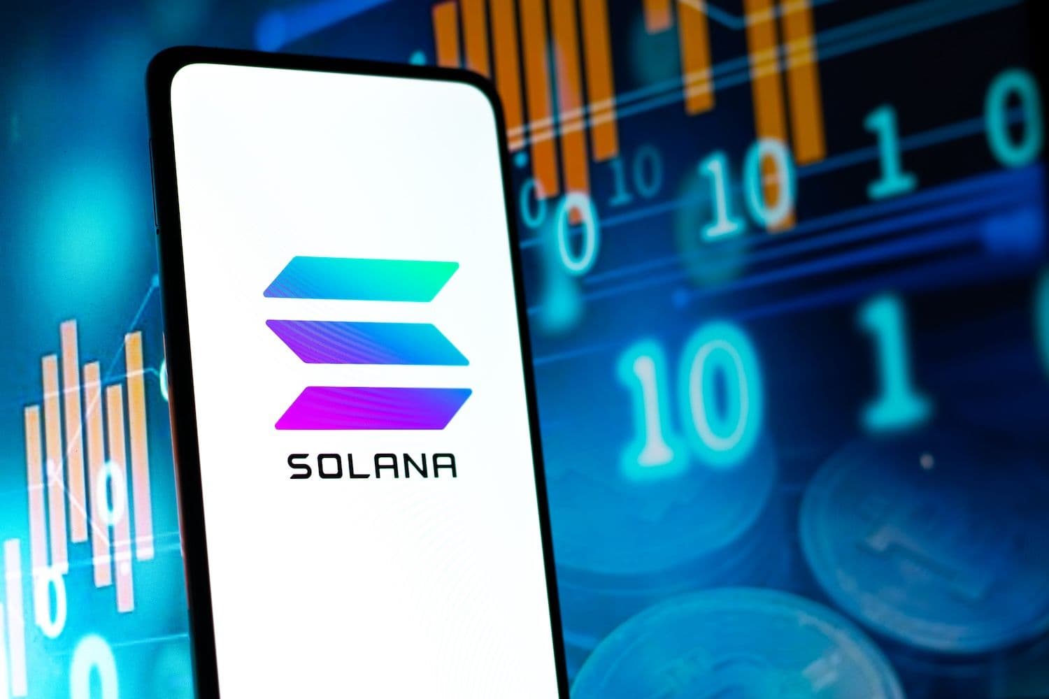 Heavy whale selling tests Solana's $70 support as crypto liquidity weakens. (Image: Shutterstock)
