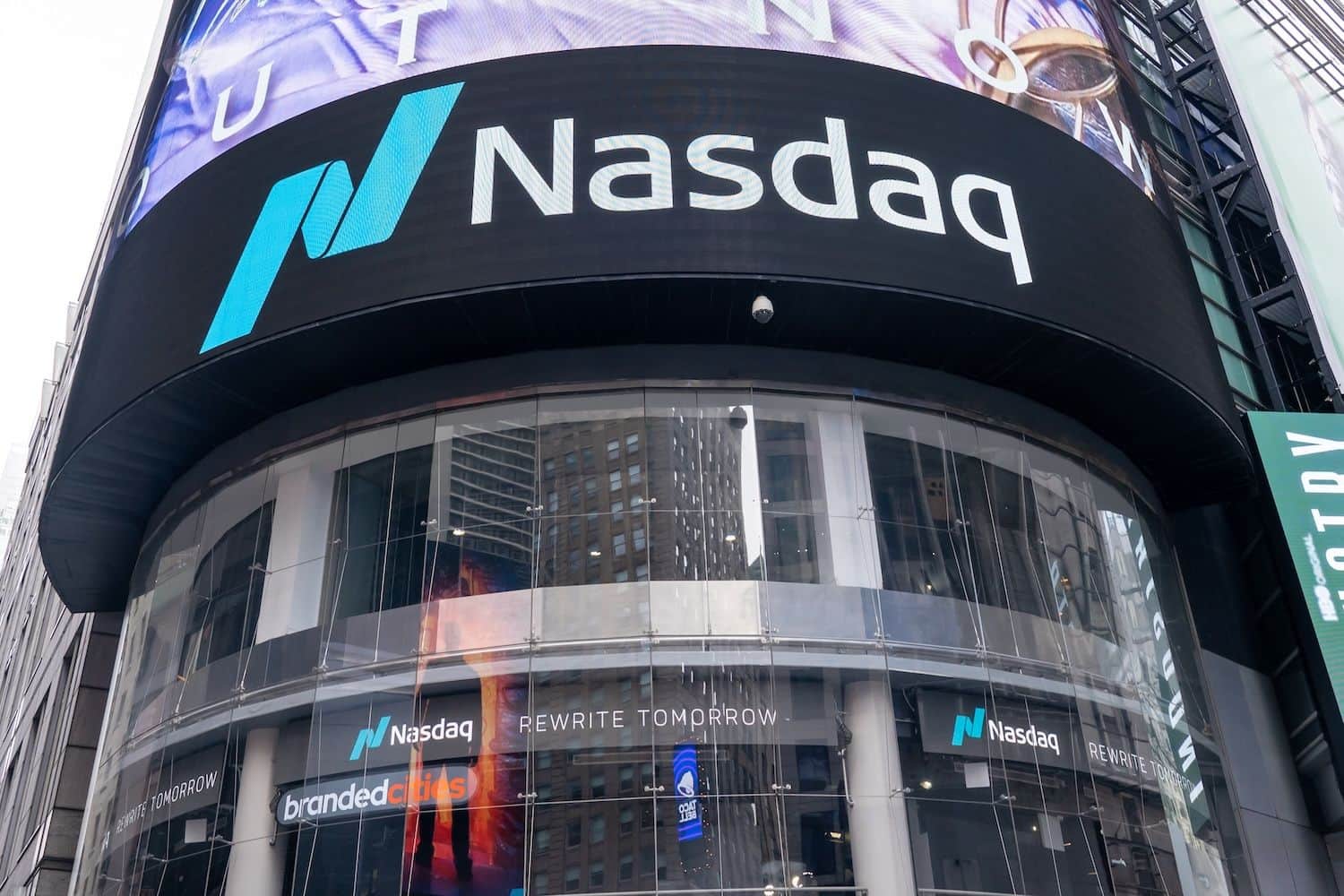 Overnight stock trading moves Nasdaq toward a 23-hour weekday schedule inspired by crypto market access (Image: Shutterstock)