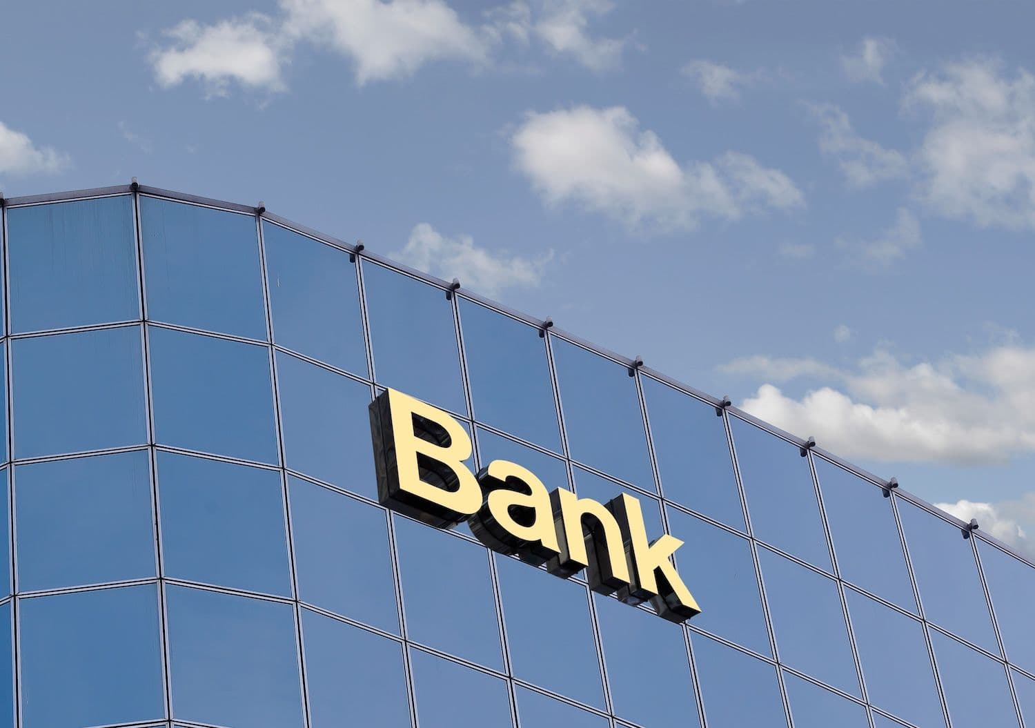 XRP 10 razy większy od Chainlink, ale która moneta lepiej służy bankom?