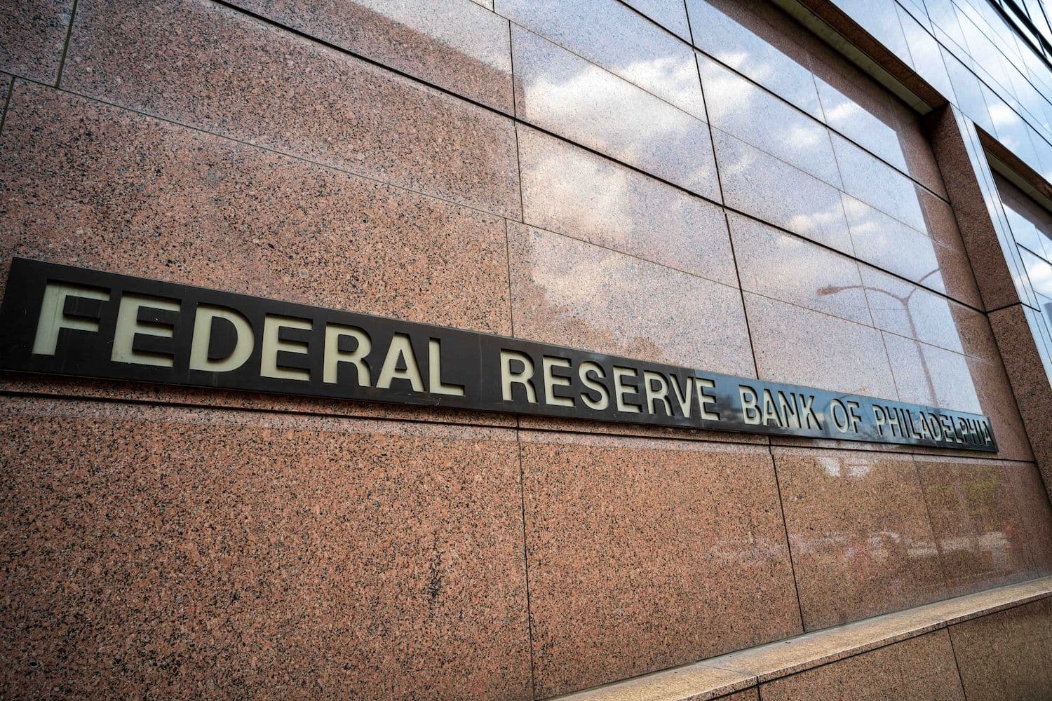 desktop-stablecoin-adoption-could-force-lower-interest-rates-fed-governor-says