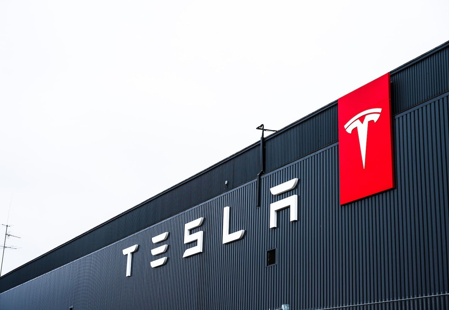 Investors backed away from the EV maker after a profit shortfall landed alongside a $25 billion capital spending pledge. (Image: Shutterstock)