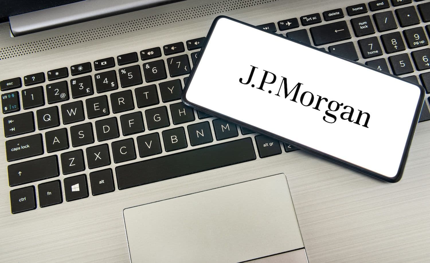 Coinbase chief Brian Armstrong hit back at JPMorgan's Jamie Dimon with a viral meme during the heated CLARITY Act fight. (Image: Shutterstock)