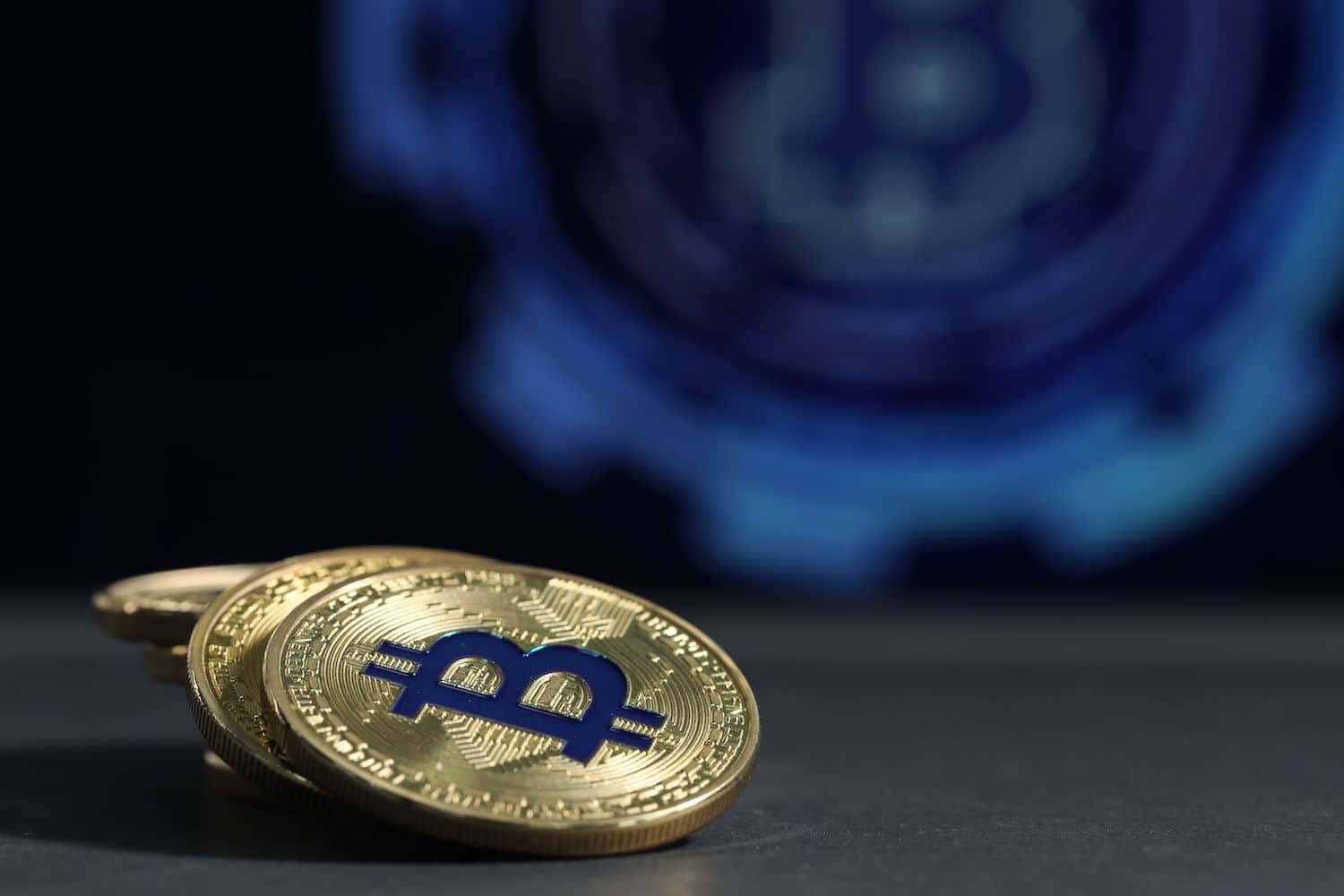 U.S. spot Bitcoin ETFs saw roughly $910 million exit over two weeks amid hot inflation data and a dip under $80,000 (Image: Shutterstock)