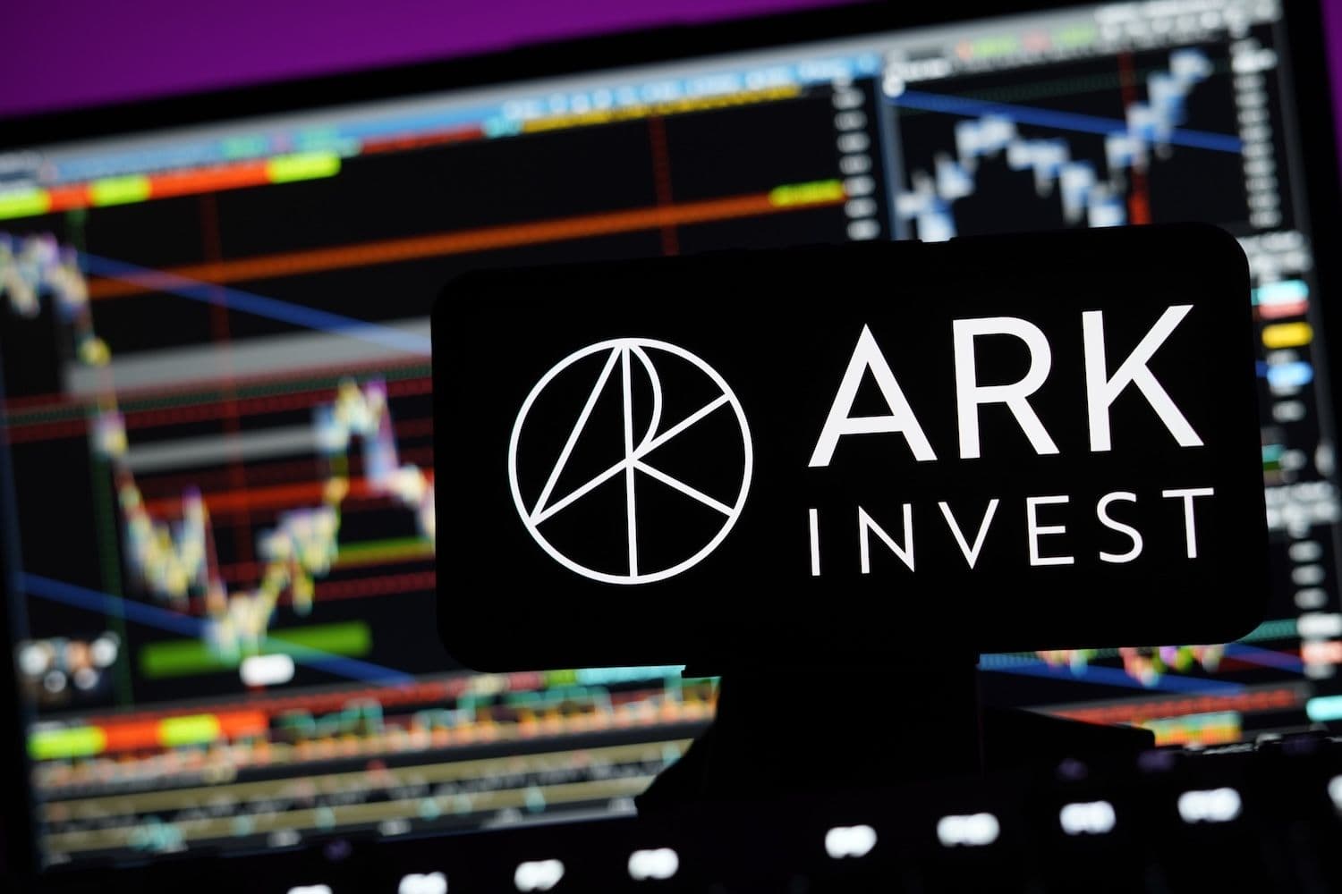 ARK İki Günde 40 Milyon $ Değerinde Coinbase Sattı, Zararda Olan Bullish'e Geçiş Yaptı