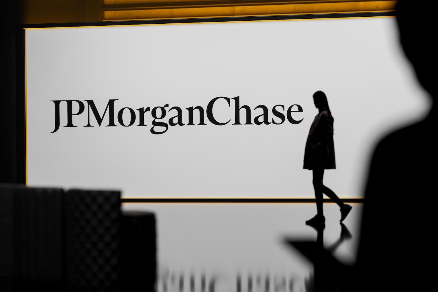 desktop-ai-reshapes-banking-as-jpmorgan-chase-and-goldman-sachs-cut-back-on-hiring