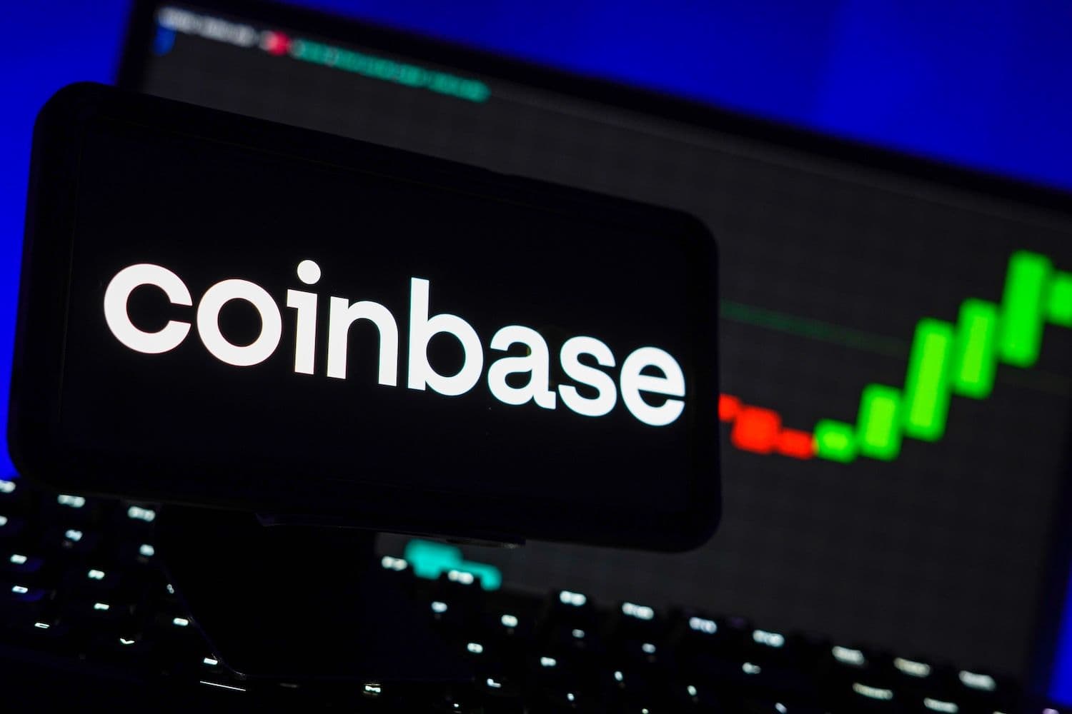 Binance retreats from Greece as Coinbase locks in EU-wide access to 450 million people under the new MiCA regime. (Image: Shutterstock)