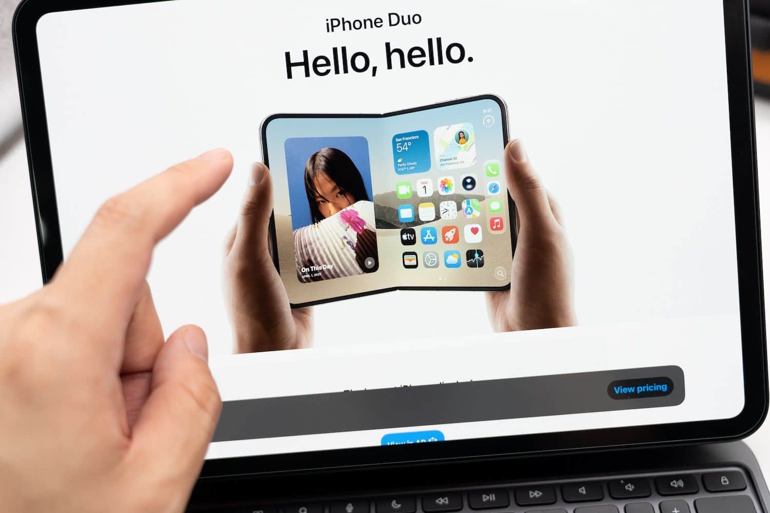 Apple staff reportedly discourage walk-in buyers of the $1,999 iPhone Duo as new orders slide into late January (Image: Shutterstock)