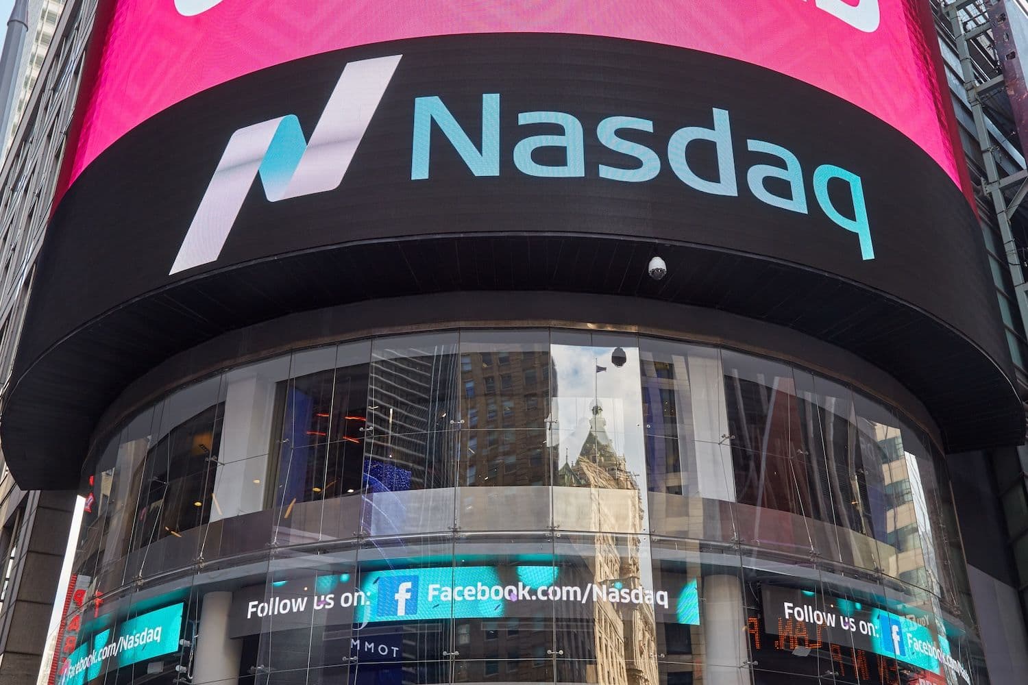 A SpaceX stock slide raises questions about Starlink and valuation after Nasdaq-100 inclusion. (Image: Shutterstock)