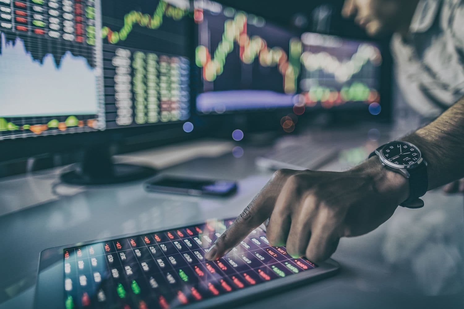 How tokenized stocks work, what buyers legally own and where 24/7 risks sit. (Image: Shutterstock)