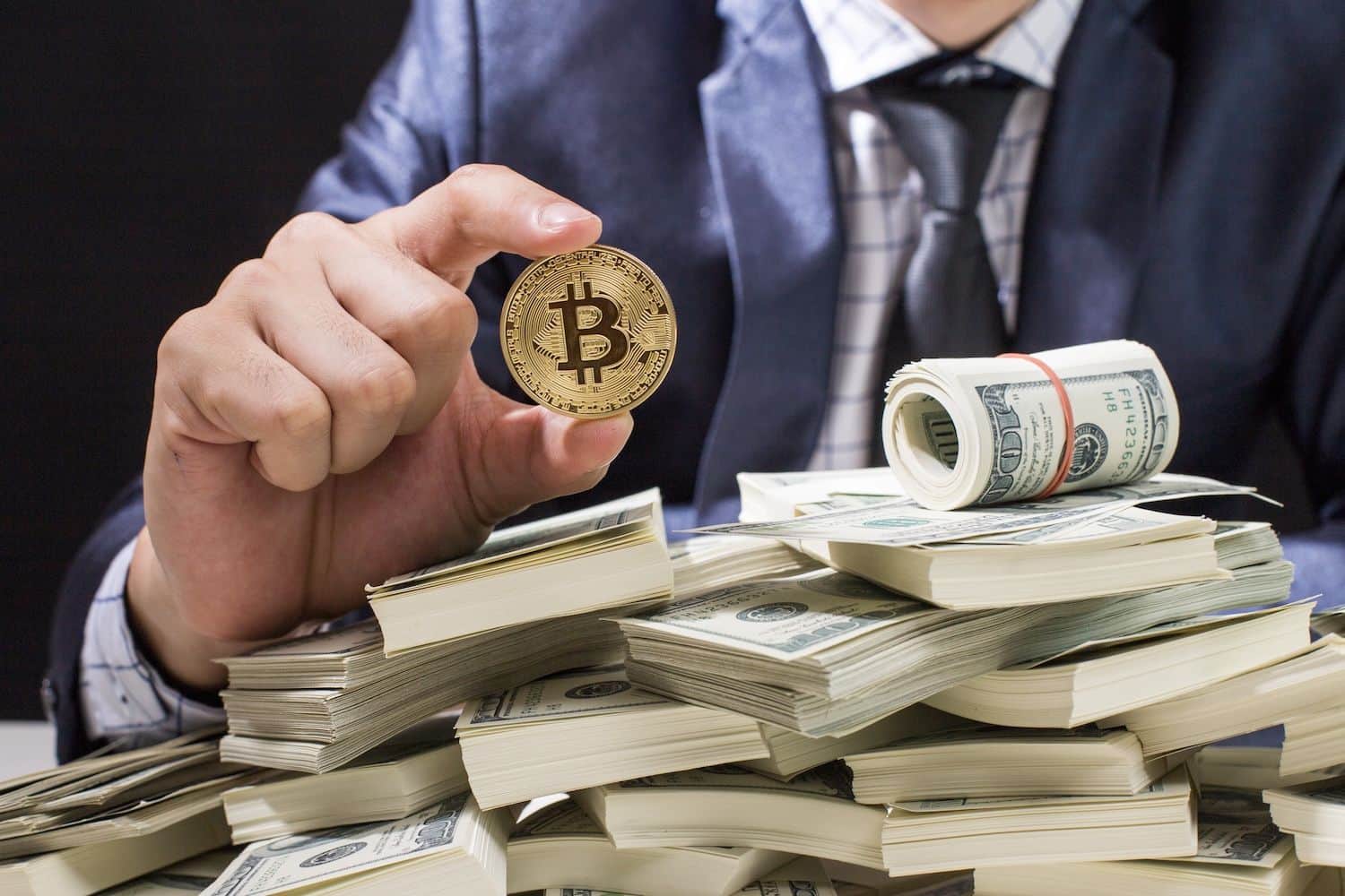 A Mexican billionaire renews his Bitcoin warning over fiat inflation and monetary expansion. (Image: Shutterstock)